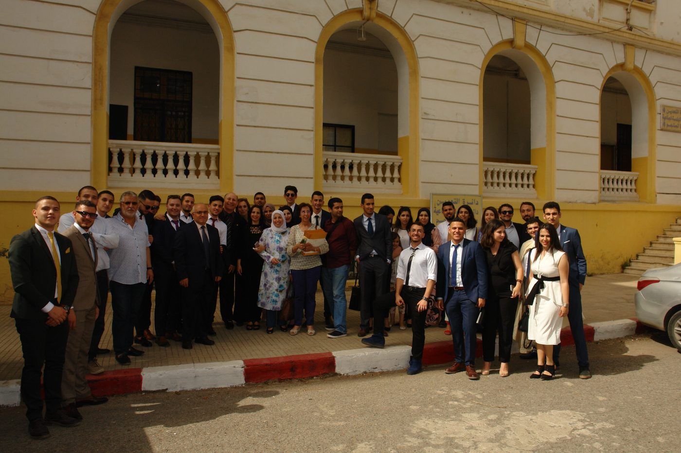 دفعة من المهندسين والأساتذة أمام المبنى التاريخي للمدرسة