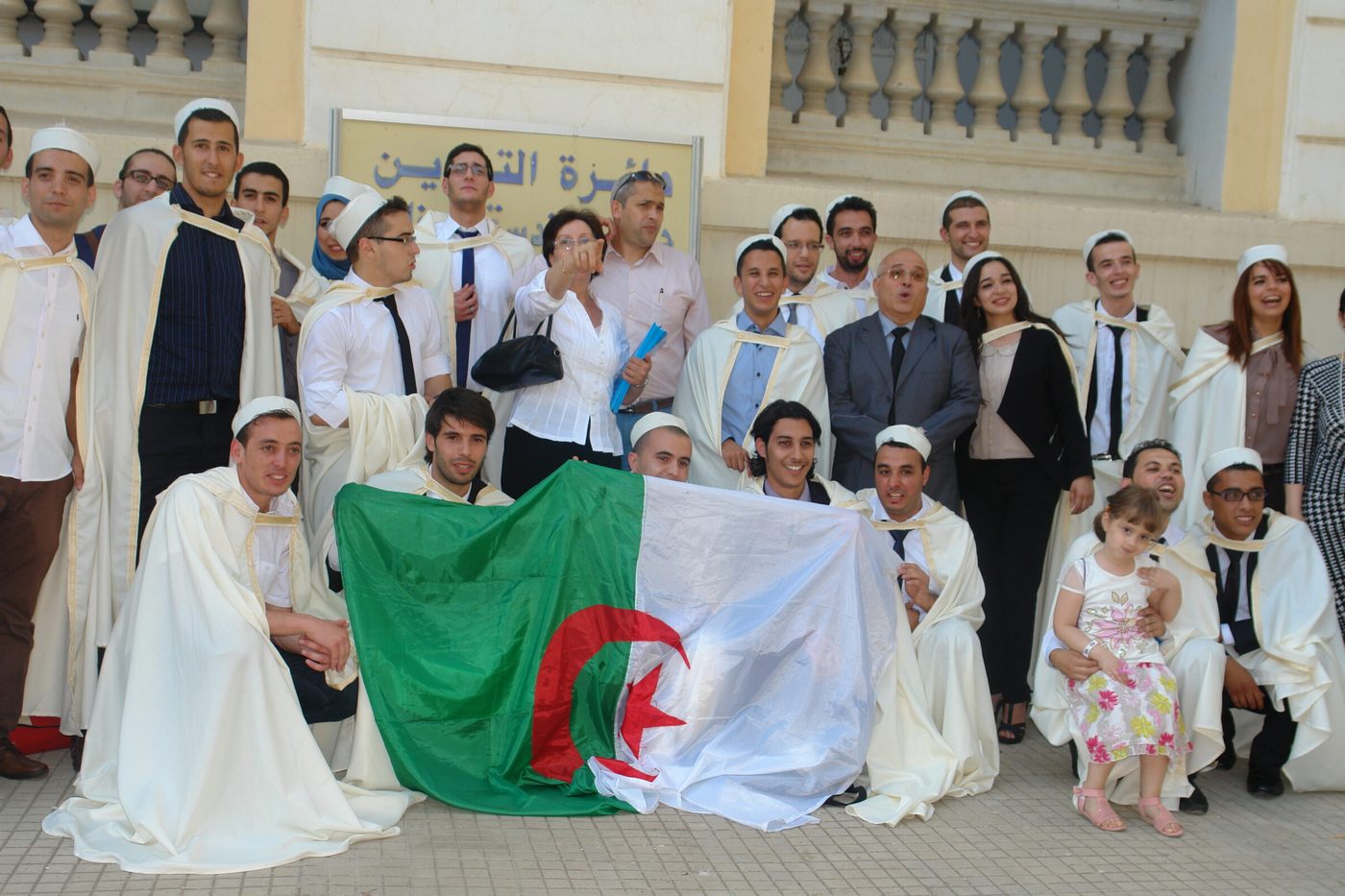 Étudiants en burnous portant le drapeau algérien lors d'une cérémonie de l'École